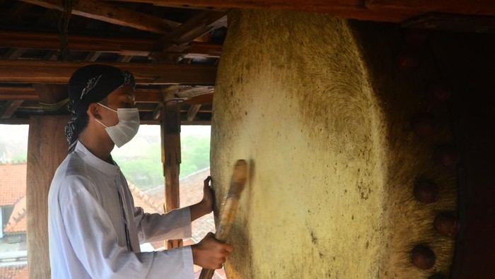 Peserta menabuh bedug dan berselawat di atas menara saat prosesi tradisi Tabuh Bedug Blandrangan di kompleks Masjid Menara Kudus, Desa Kauman, Kudus, Jawa Tengah, Sabtu (2/4/2022). Tradisi yang digelar dengan berselawat serta menabuh bedug itu sebagai tanda sukacita menyambut datangnya bulan Ramadhan. ANTARA FOTO/Yusuf Nugroho/tom.