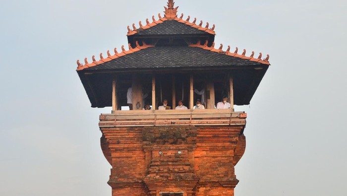 Melihat Tradisi Tabuh Bedug Sambut Ramadan di Kudus Peserta menabuh bedug dan berselawat di atas menara saat prosesi tradisi Tabuh Bedug Blandrangan di kompleks Masjid Menara Kudus, Desa Kauman, Kudus, Jawa Tengah, Sabtu (2/4/2022). Tradisi yang digelar dengan berselawat serta menabuh bedug itu sebagai tanda sukacita menyambut datangnya bulan Ramadhan. ANTARA FOTO/Yusuf Nugroho/tom.