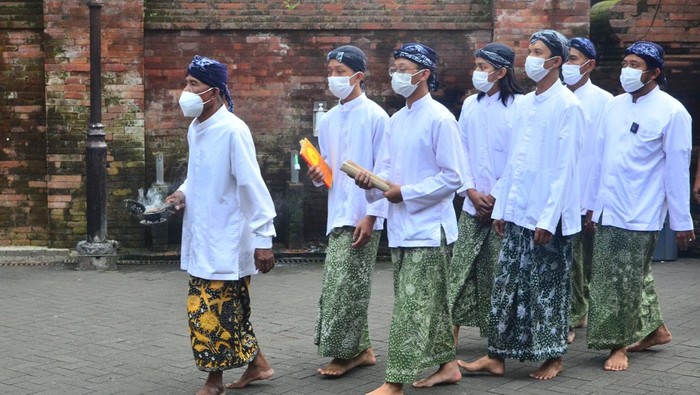 Melihat Tradisi Tabuh Bedug Sambut Ramadan di Kudus Peserta menabuh bedug dan berselawat di atas menara saat prosesi tradisi Tabuh Bedug Blandrangan di kompleks Masjid Menara Kudus, Desa Kauman, Kudus, Jawa Tengah, Sabtu (2/4/2022). Tradisi yang digelar dengan berselawat serta menabuh bedug itu sebagai tanda sukacita menyambut datangnya bulan Ramadhan. ANTARA FOTO/Yusuf Nugroho/tom.