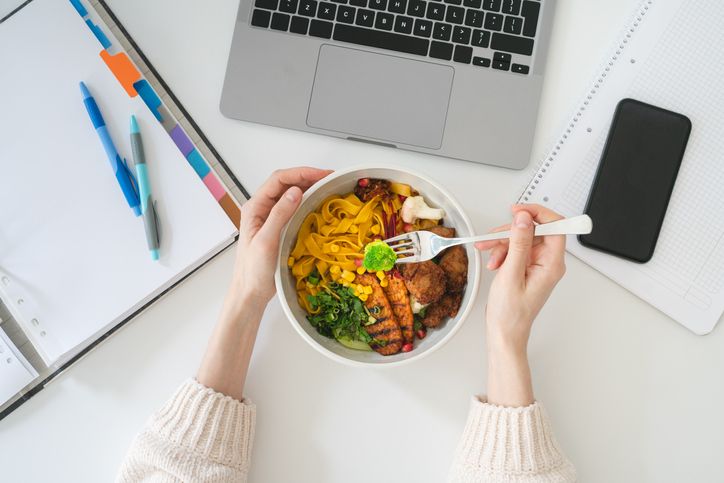 Membawa bekal makanan ke kantor