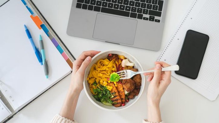 Membawa bekal makanan ke kantor