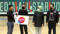 Director & Chief Human Resources Indosat Ooredoo Hutchison Irsyad Sahroni secara simbolis menyerahkan bantuan kepada Kapten Tim Basket SMKN 53 Jakarta Barat Rahmat Hidayat disaksikan Wakil Kepala Sekolah Kesiswaan SMKN 53 Jakarta Barat Nuzulurrofiah dan Direktur Utama Indonesian Basketball League/IBL Junas Miradiarsyah saat meluncurkan program pelatihan talenta basket ke Sekolah saat IBL All Star 2022 di Hall Basket Senayan, Jakarta.