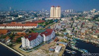 Mengingat ke sejarah Kampung Akuarium, di sini pernah terdapat akuarium air laut besar tahun 1923 dan bertahan sampai era Orde Baru. Tahun 1972, akuarium raksasa itu dipindahkan ke Ancol oleh LIPI. Warga di sekitar Pasar Ikan mulai masuk ke dalam lahan yang ditinggalkan akuarium raksasa dan turun-temurun hingga sekarang menghuni kampung susun.