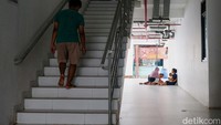 Ada juga warga yang memanfaatkan Lorong-lorong Kampung Susun Akuarium untuk menjadi sarana interaksi antar-warga.