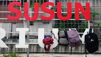 Warga mulai menempati unit hunian sejak 1 September lalu. Untuk saat ini, warga belum dikenai biaya sewa selama menghuni kampung susun, sedangkan untuk listrik dan air akan dibebankan sesuai dengan pemakaian.