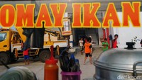 Lantai dasar Kampung Susun Akuarium juga terdapat usaha tempat makan hingga warung yang dikelola penghuni.