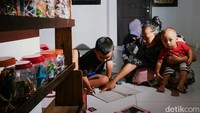 Sekarang, warga yang sudah menghuni Kampung Susun Akuarium memanfaatkan sebagian kamar yang tersedia untuk berjualan. Sementara itu, beberapa penghuni lainnya berprofesi sebagai kuli pelabuhan, pekerja pabrik, dan anak buah kapal di wilayah Penjaringan.