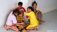 Anak-anak Kampung Akuarium membaur dengan warga Luar Batang dan memanfaatkan selasar untuk berinteraksi antar sesama.