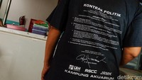 Salah satu penghuni bernama Muzdalifah mengingat betul saat penggusuran Kampung Akuarium membuat perilaku anaknya berubah hingga meninggal karena tawuran. Ia kini tinggal seorang diri. Kaos bersablon tanda tangan kontrak politik Jokowi saat mencalonkan diri jadi Gubernur DKI tahun 2012 masih dimilikinya.