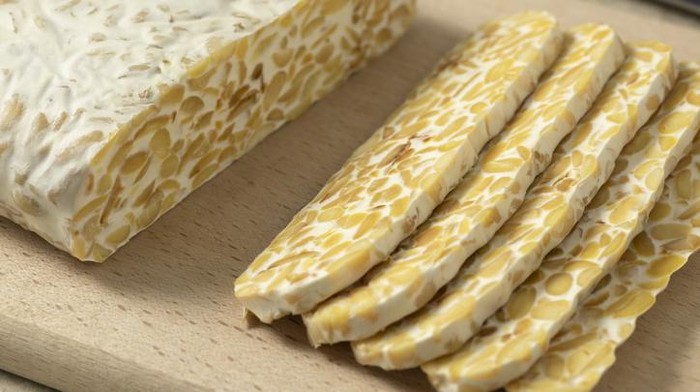 Mengiris tempe tipis-tipis bisa jadi trik membuat gorengan renyah lebih tahan lama.