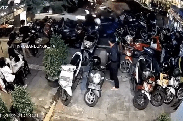 Mobil seruduk deretan motor di Lengkong, Bandung
