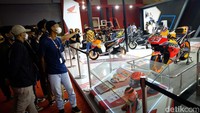 Motor MotoGP Marc Marquez menyita perhatian pengunjung IIMS 2022 di JIExpo Kemayoran, Jakarta Pusat.