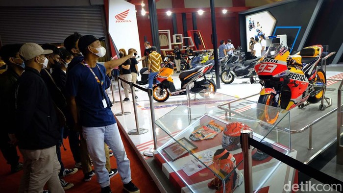 Honda membawa motor MotoGP Marc Marquez di IIMS 2022. Adanya motor ini menarik perhatian pengunjung.