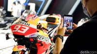 Tidak jarang, pengunjung memotret motor Marc Marquez. 