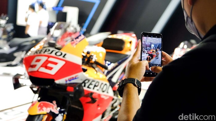Honda membawa motor MotoGP Marc Marquez di IIMS 2022. Adanya motor ini menarik perhatian pengunjung.