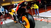 Begini salah satu aksi pengujung dalam mengabadikan motor Marc Marquez.