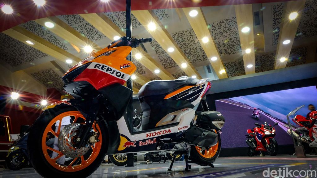 Honda membawa motor MotoGP Marc Marquez di IIMS 2022. Adanya motor ini menarik perhatian pengunjung.