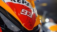 Terdapat tanda tangan serta testimonial Marquez selama mengikuti MotoGP di Sirkuit Mandalika, Lombok. 
