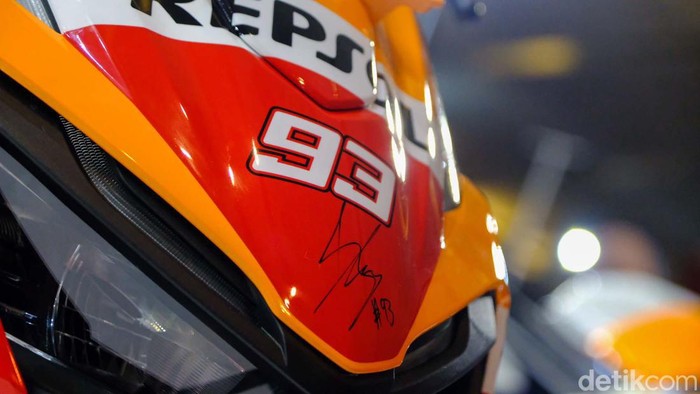 Honda membawa motor MotoGP Marc Marquez di IIMS 2022. Adanya motor ini menarik perhatian pengunjung.