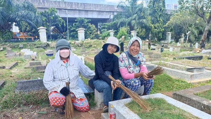 Para Pembersih Makam di TPU Menteng Pulo, Jaksel