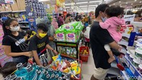 Kendati masih dalam masa pandemi Covid-19, pasar swalayan ramai dipadati pengunjung yang hendak berbelanja berbagai kebutuhan untuk untuk menyambut uasa Ramadan.