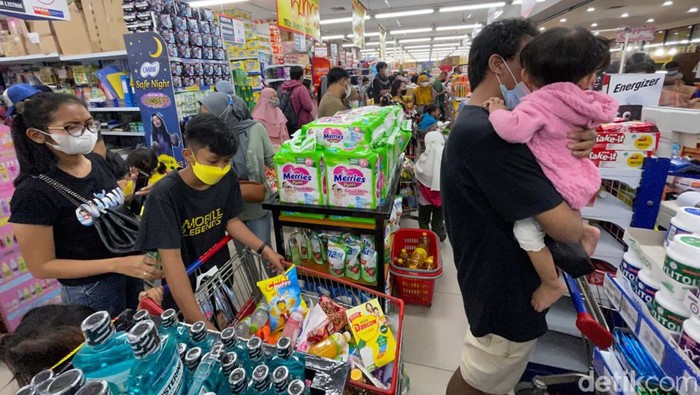 Pasar swalayan ramai dikunjungi sehari jelang Ramadan. Warga tampak berbelanja berbagai kebutuhan untuk bulan puasa.