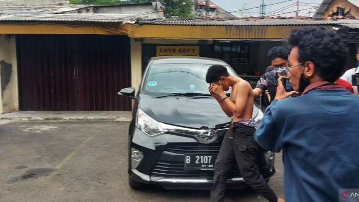 Pelaku tawuran yang menewaskan seorang remaja di Cipinang Besar Utara dibawa ke Polsek Jatinegara Jumat (1/4/2022) (ANTARA/Yogi Rachman)
