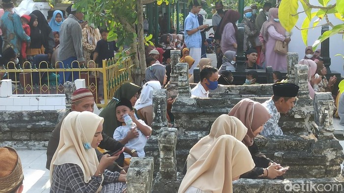 Pengunjung Makam Sunan Kalijaga di Kadilangu, Demak.