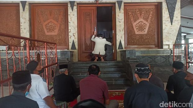 Pengunjung Makam Sunan Kalijaga di Kadilangu, Demak.