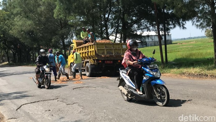 Pengurukan jalan berlubang di ruas Tireman-Japerejo, Rembang, Sabtu (2/4/2022)