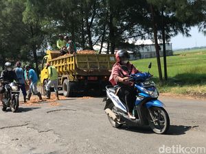 Sempat Dipasangi Karung, Lubang di Jalan Tireman-Japerejo Kini Diuruk