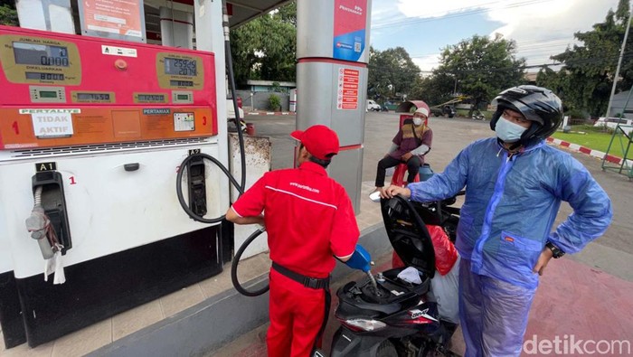 BBM Pertalite diserbu konsumen setelah Pertamina menaikkan harga Pertamax. Pertalite pun kosong di sejumlah SPBU di Bekasi.