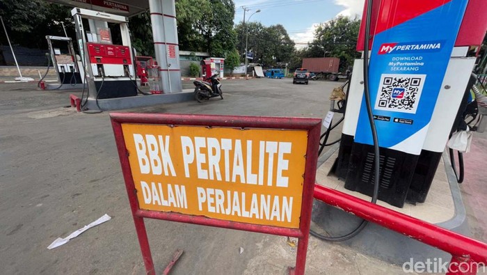 BBM Pertalite diserbu konsumen setelah Pertamina menaikkan harga Pertamax. Pertalite pun kosong di sejumlah SPBU di Bekasi.