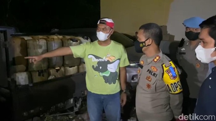 Polisi amankan BBM bio solar subsidi dari hasil penimbunan di Jambi (Ferdi Almunanda/detikcom)