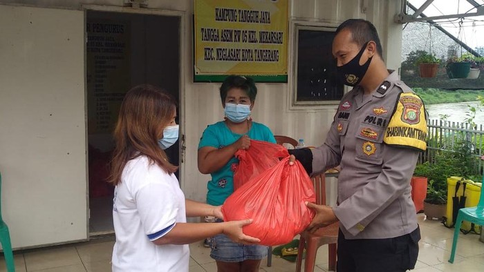 Polisi gelar vaksin berhadiah sembako di Neglasari, Tangerang