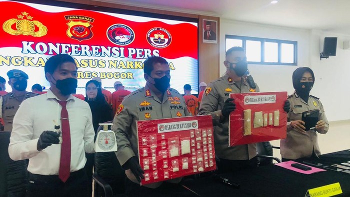 Polisi menangkap 10 pegedar dan pengguna narkoba di Bogor