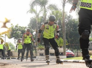 Amankan Ramadan, Polisi Bersepatu Roda Berpatroli di Kota Banjar