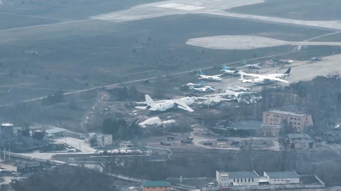 Potret Bandara Internasional Antonov Ukraina yang Hancur A damaged aircraft is seen in a destroyed hangar at the Antonov International Airport, near Hostomel, Ukraine, March 31, 2022, in this still image obtained from a social media video taken with a drone on March 31, 2022. Babylon'13/via REUTERS THIS IMAGE HAS BEEN SUPPLIED BY A THIRD PARTY. MANDATORY CREDIT.