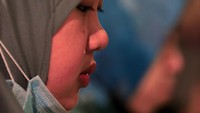 Seorang muslimah tampak menangis saat berdoa.