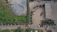 Direktur Utama Pertamina Nicke Widyawati mengatakan sesuai undang-undang mobil truk batu bara tidak diperbolehkan mengisi Bahan Bakar Minyak (BBM) solar bersubsidi yang ada di seluruh SPBU karena truk pengangkut batu bara merupakan industri besar yang tidak menerima subsidi solar dari pemerintah.