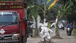 Boneka Pakai Baju APD Bekas Ini Protes Jalan Rusak di Kediri