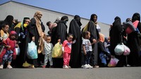 Kebanyakan dari mereka adalah perempuan dan anak-anak. Sebagian besar wanita yang dipulangkan itu mengenakan jubah abaya hitam, pakaian tradisional di Arab Saudi, beberapa orang menutup wajah mereka dengan niqab.