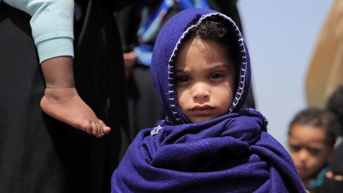 Ratusan Warga Ethiopia Dipulangkan dari Arab Saudi A repatriated child from Saudi Arabia waits to get registered after disembarking from a Saudi Airlines plane at the Bole International Airport in Addis Ababa, Ethiopia, April 1, 2022. REUTERS/Tiksa Negeri TPX IMAGES OF THE DAY