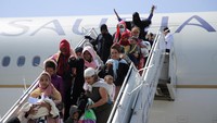 Ratusan warga Ethiopia turun dari pesawat Saudi Airlines yang membawa mereka kembali ke kampung halaman, Jumat 1 April 2022.