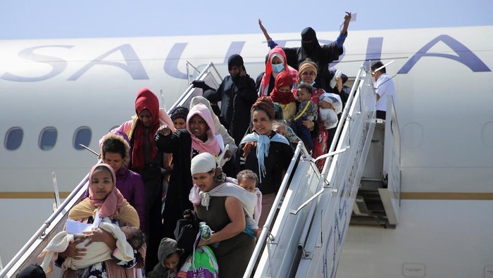 Ratusan Warga Ethiopia Dipulangkan dari Arab Saudi A repatriated child from Saudi Arabia waits to get registered after disembarking from a Saudi Airlines plane at the Bole International Airport in Addis Ababa, Ethiopia, April 1, 2022. REUTERS/Tiksa Negeri TPX IMAGES OF THE DAY