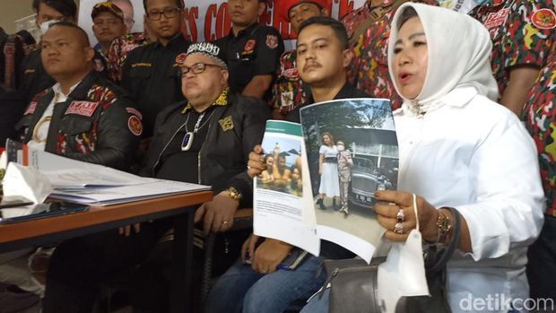 Razman Arif Nasution gelar konferensi pers soal Hotman Paris di Epicentrum Kuningan, Jaksel (Wildan Noviansah/detikcom) Razman Arif Nasution gelar konferensi pers soal Hotman Paris di Epicentrum Kuningan, Jaksel (Wildan Noviansah/detikcom)