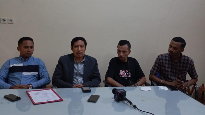 Rektor Universitas Ibnu Chaldun Musni Umar ditemani pengacara dalam jumpa pers terkait pelaporan di kepolisian