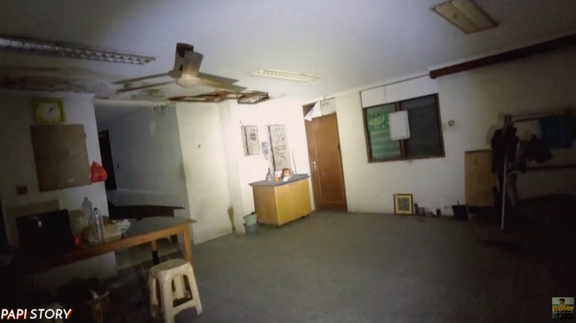 Karena pintu depan terkunci, perekam mencoba mencari jalan lewat garasi. Di area ini, ia menemukan tanda-tanda kehidupan orang yang diduga sebagai penjaga rumah. Sayangnya, tak ada satupun di situ. (Foto: YouTube/Papi Story)