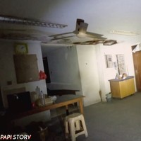 Karena pintu depan terkunci, perekam mencoba mencari jalan lewat garasi. Di area ini, ia menemukan tanda-tanda kehidupan orang yang diduga sebagai penjaga rumah. Sayangnya, tak ada satupun di situ. (Foto: YouTube/Papi Story)