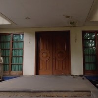 Pintu utama diapit oleh dua kolam. Kolam sisi kiri dihiasi sebuah patung. (Foto: YouTube/Papi Story)